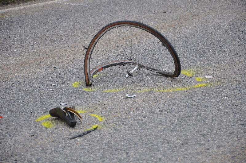Am Mittwochnachmittag ereignete sich zwischen Erharting und Winhöring ein tödlicher Verkehrsunfall. Ein Radfahrer wurde von einem Kastenwagen frontal erfasst und stirbt noch an der Unfallstelle.