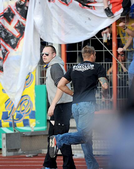 Bayern gegen Braunschweig: Fans stürmen das Spielfeld