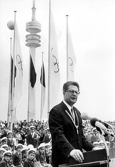 Münchens OB Hans-Jochen Vogel legt 1969 den Grundstein zum Bau des Olympiageländes - der Beginn einer langen sportlichen Geschichte, während der das Grün im Olympiastadion so einiges erlebt und mitgemacht hat...