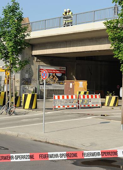 Gas-Alarm an der Donnersberger: Ein Bauerbeiter hatte eine Gasleitung angebohrt. Die Feuerwehr unterstützte die Stadtwerke bei der Abdichtung.
