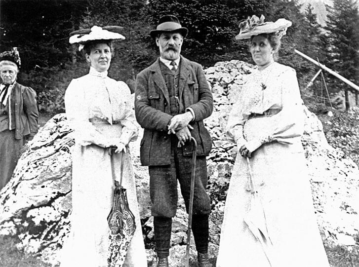 Sigmund Freud mit Ehefrau Martha (li.) und seiner Schwägerin Minna Bernays (re.).