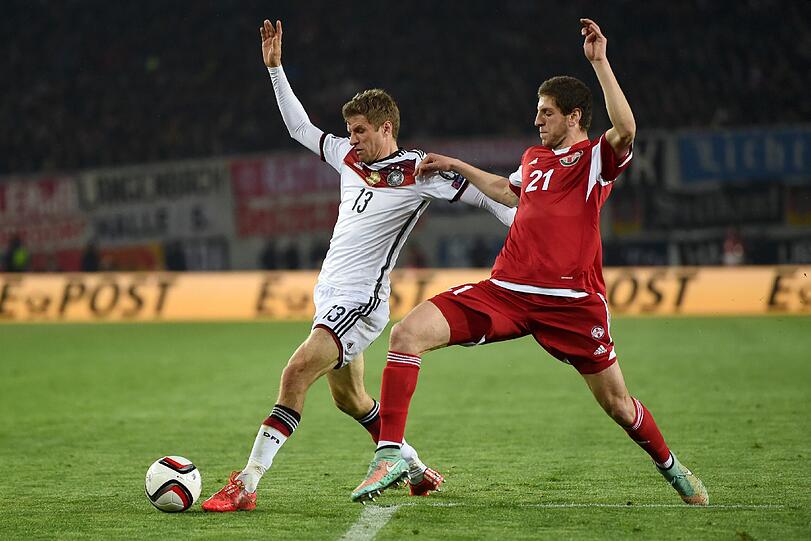 Thomas Müller, Note 3
Hatte bei seinem Treffer zum 2:0 in der 43. Minute etwas Glück mit einem Abpraller, freute sich dennoch über seinen fünften Treffer in der EM-Quali.