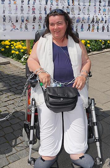 &bdquo;Jedes Leben ist doch individuell&ldquo;, sagt auch Esther Junghans. &bdquo;Ich will vielleicht schwimmen gehen, aber jemand, mit dem ich mir eine Assistenz teile, will vielleicht lieber zu Hause bleiben vor dem Fernseher. Und das muss beides möglich sein.&ldquo;