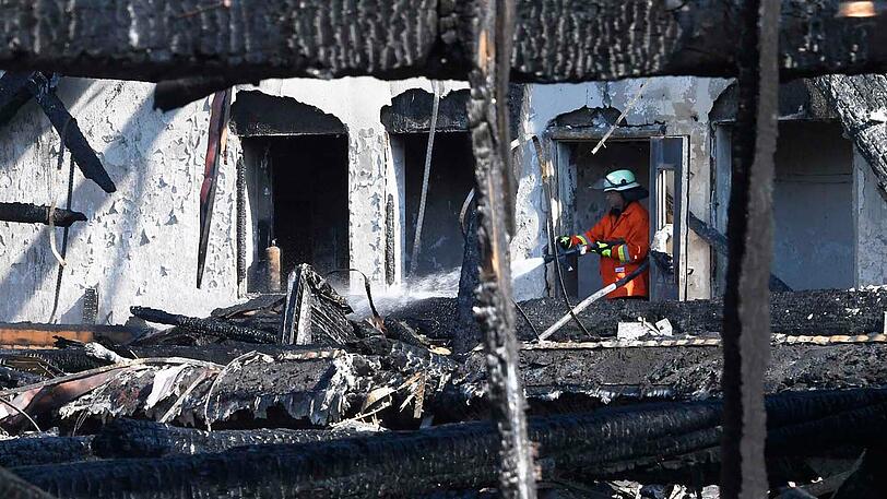 Bilder vom Dienstag, als die Feuerwehr zu Nachlöscharbeiten anrücken musste. Am Sonntag ist die Tennishalle komplett abgebrannt.