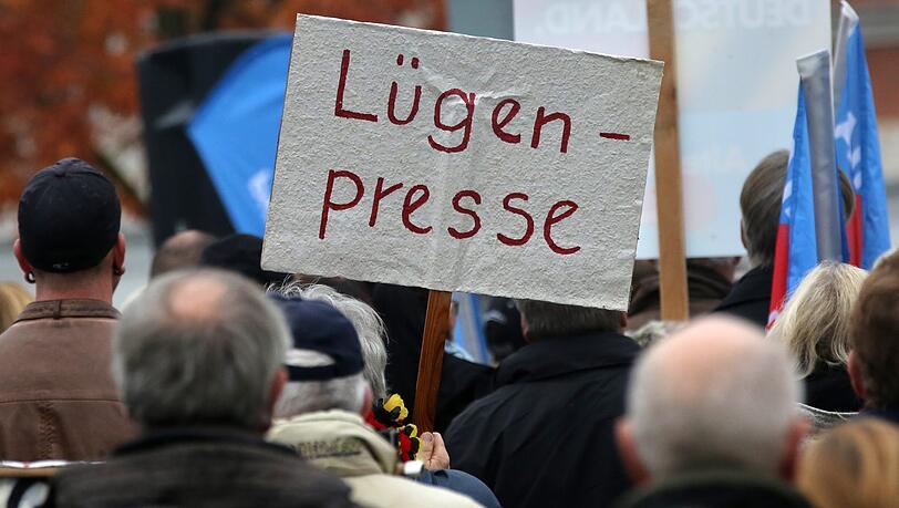 Das Problem der "Lügenpresse"-Bedrohung ist laut einer Studie des European Center for Press & Media Freedom im Jahr 2018 wieder gestiegen. Das Problem der "Lügenpresse"-Bedrohung ist laut einer Studie des European Center for Press & Media Freedom im Jahr 2018 wieder gestiegen.