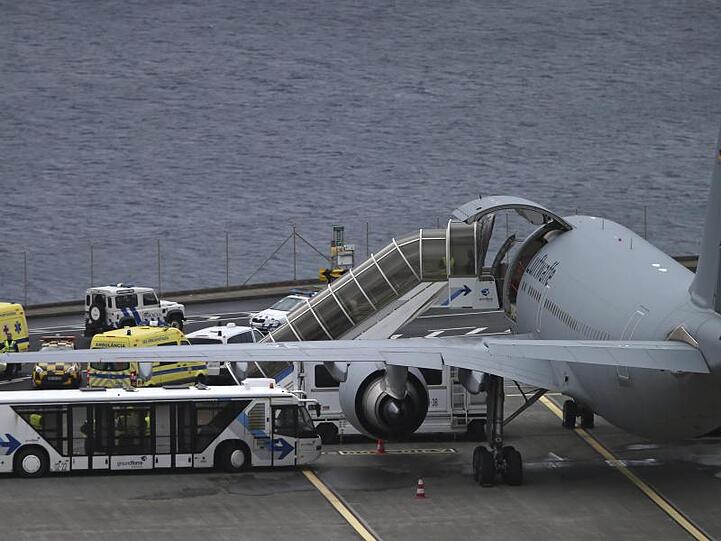 Krankenwagen bringen deutsche Verletzte auf dem internationalen Flughafen Funchal zu einem Flugzeug der deutschen Luftwaffe.