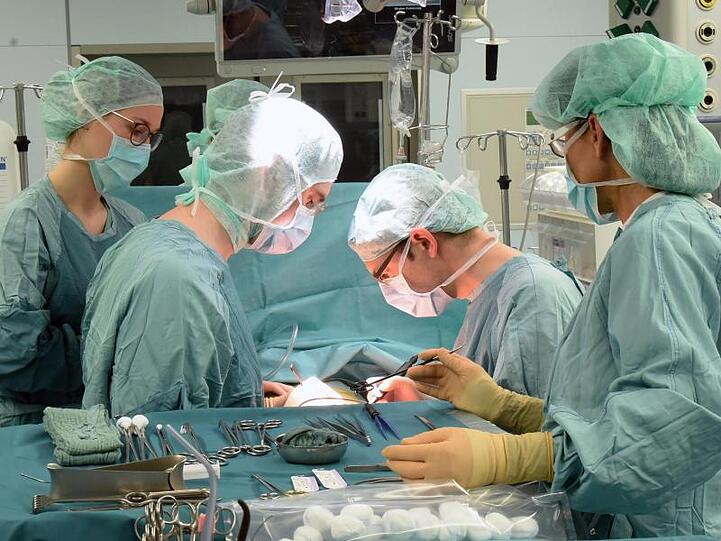 Zwei Ärzte (Mitte) im Transplantationszentrum am Universitätsklinikum Leipzig während einer Operation.