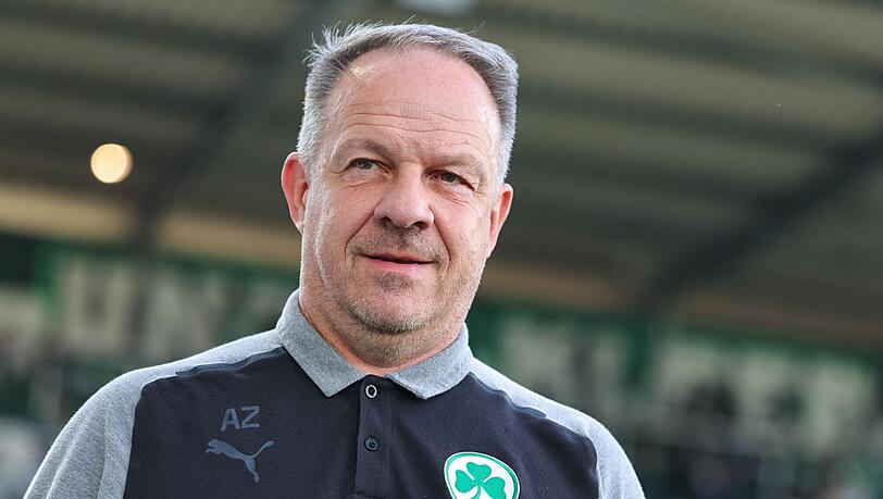 Der Fürther Trainer Alexander Zorniger steht vor Spielbeginn auf dem Platz.