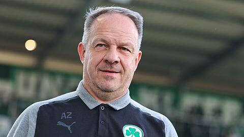 Der Fürther Trainer Alexander Zorniger steht vor Spielbeginn auf dem Platz.