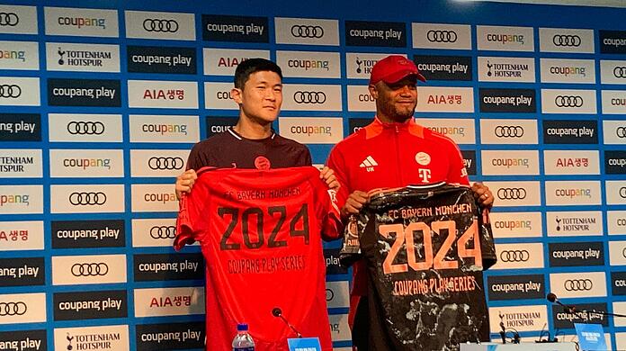 Trainer Vincent Kompany (r) und Minjae Kim vor dem Testspiel gegen Tottenham Hotspur im World Cup Stadium.