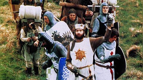 Die sechs Mitglieder von Monty Python, angeführt vom bereits 1989 verstorbenen Graham Chapman als König Artus.