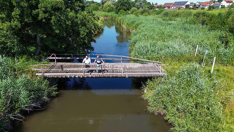 Die Bahn will die Brücke über die Paar ersatzlos abreißen - die Landwirte können mit Maschinen nicht mehr zu ihren Wiesen.