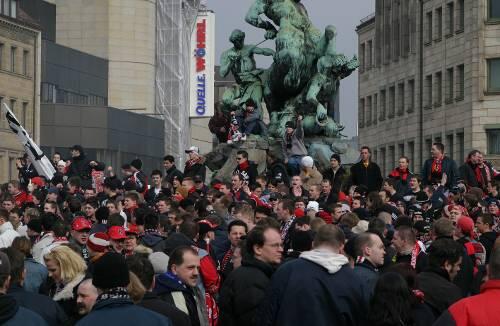 Eine Szene aus der Vergangenheit, die sich nicht mehr wiederholen soll: Club-Fans sorgten vor dem Derby am 7. März 2004 mit ihrem &bdquo;Marsch durch Fürth&ldquo; für erhebliche Unruhe.