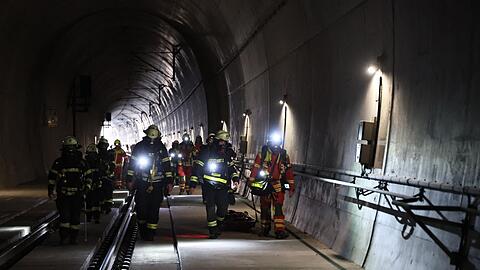 Der Zug - noch dazu ein doppelst&ouml;ckiger - stand in der Mitte des 2,6 Kilometer langen Falkenbergtunnels.