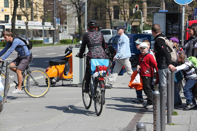 Brennpunkt Stachus: Fussgänger nutzen die knappe Grünphase und kommen den Radlern Richtung Lenbachplatz in die Quere.