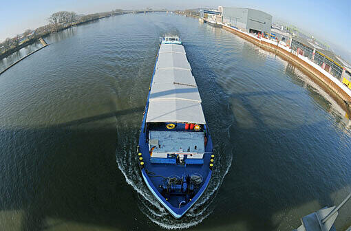 Wegen eines Schiffbruchs nahe Deggendorf ist die Donau vorübergehend für Schifffahrt gesperrt. Im Bild: Ein Frachtschiff passiert den Fluss Höhe Deggendorf.