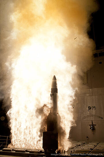 Der USS-Zerstörer Shiloh feuert eine Missile-3 in den Himmel