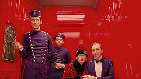 Gustave H. (Ralph Fiennes, re.) und die betuchte Madame D. im Aufzug des ehrenwerten Grand Budapest Hotels