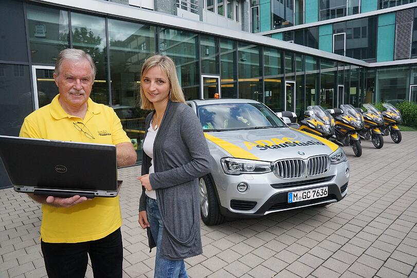 Stauberater Josef Maurus zeigt Ivonne Brandstetter auf dem Laptop, wo es überall taut.