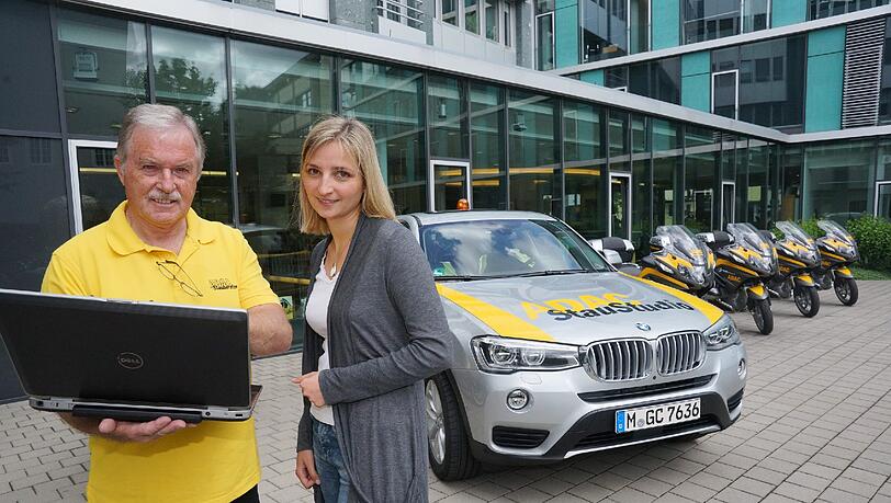 Stauberater Josef Maurus zeigt Ivonne Brandstetter auf dem Laptop, wo es überall taut. Stauberater Josef Maurus zeigt Ivonne Brandstetter auf dem Laptop, wo es überall taut.