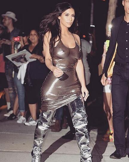 Reality-Star Kim Kardashian im sexy Metallic-Look.