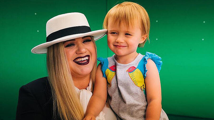Kelly Clarkson gibt zu, ihre Tochter Rose zu schlagen.