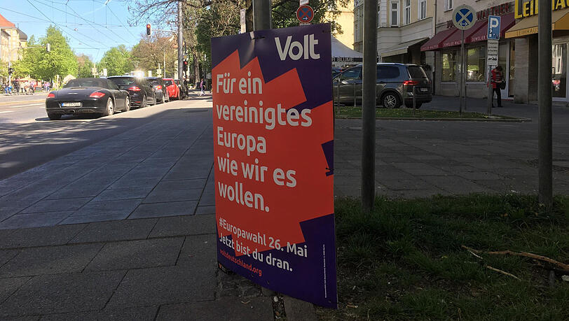Ein Volt-Plakat in der Nymphenburger Straße in der Nähe des Rotkreuzplatzes. Ein Volt-Plakat in der Nymphenburger Straße in der Nähe des Rotkreuzplatzes.