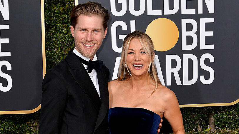Karl Cook und Kaley Cuoco zusammen auf dem roten Teppich der Golden Globes