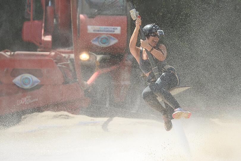 Während der Challenge. So schön reitet nur Ela auf dem Feuerwehrschlauch.