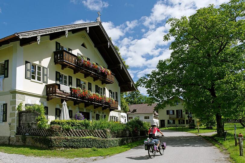 In Bad Heilbrunn lohnt sich ein zweiter Blick auf die schönen Bauernhäuser.