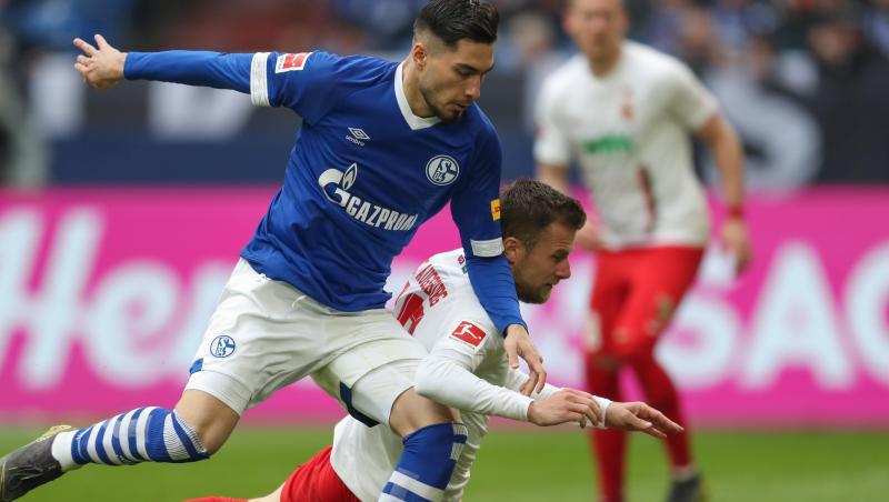 Schalkes Suat Serdar (l) liefert sich mit Augsburgs Daniel Baier einen harten Zweikampf. Schalkes Suat Serdar (l) liefert sich mit Augsburgs Daniel Baier einen harten Zweikampf.