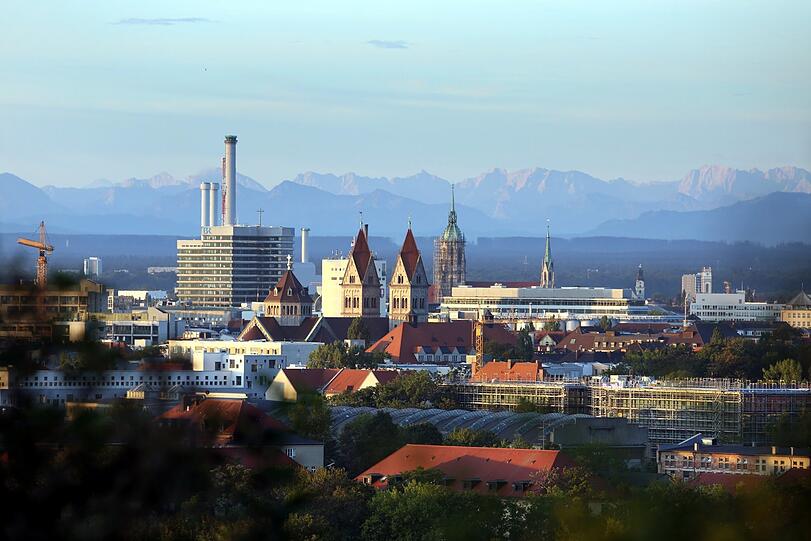 St. Benno, der BR und St. Paul - und dahinter die bayerischen Berge.