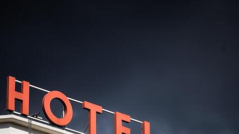 Dunkle Wolken ziehen über einem Hotel in der Stuttgarter Innenstadt hinweg. Das Beherbergungsverbot ist in Baden-Württemberg vorläufig mit sofortiger Wirkung außer Vollzug gesetzt.