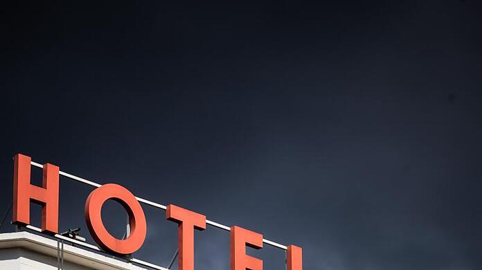 Dunkle Wolken ziehen über einem Hotel in der Stuttgarter Innenstadt hinweg. Das Beherbergungsverbot ist in Baden-Württemberg vorläufig mit sofortiger Wirkung außer Vollzug gesetzt.