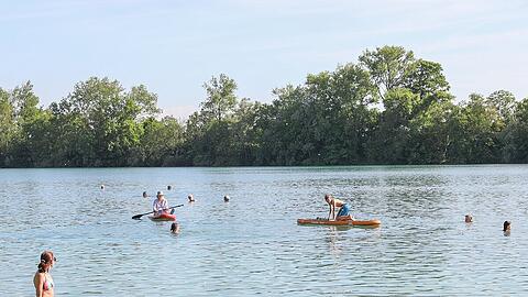 Am Langwieder See wird gerne gepaddelt.
