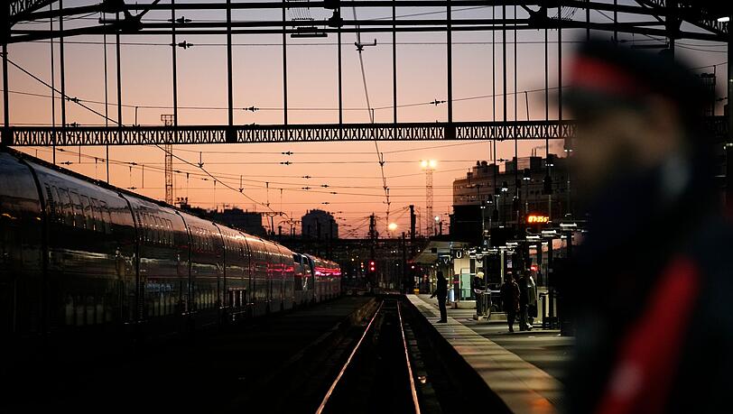 Die Bahngesellschaft SNCF geht davon aus, dass aufgrund des Streiks der Zugverkehr in ganz Frankreich "sehr stark gestört" sein wird.