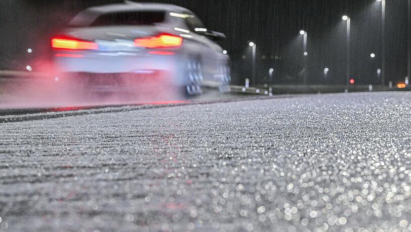 Die Polizei warnt vor glatten Stra&szlig;en. (Symbolbild)