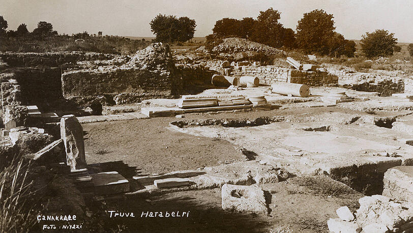 Die Ruinen von Troja bei Hisarlik, aufgenommen ca. 1930. Die Ruinen von Troja bei Hisarlik, aufgenommen ca. 1930.