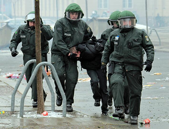Bei den Protesten gegen den Neonazi-Aufmarsch am
Samstag in Dresden haben Gewalttäter nach Polizeiangaben an mehreren
Stellen Absperrungen durchbrochen. Die Beamten versuchten mit
Schlagstöcken, Reizgas und Wasserwerfern, das Eindringen zu
verhindern. Rund 1000 Menschen hätten die Sperren überwunden und
seien auf das den Neonazis zugewiesene Gelände am Hauptbahnhof
gelangt. Rund 600 Rechtsextreme seien an den Veranstaltungsorten
angekommen, mehrere hundert weitere Anhänger des rechten Spektrums
befänden sich noch auf dem Weg. Ursprünglich hatten die Behörden 4000
Neonazis erwartet. Teils auf Straßen sitzende Gegendemonstranten
verhinderten bislang, dass die rechten Gruppen zusammenfinden. Die
Polizei drohte damit die Blockade zu räumen.