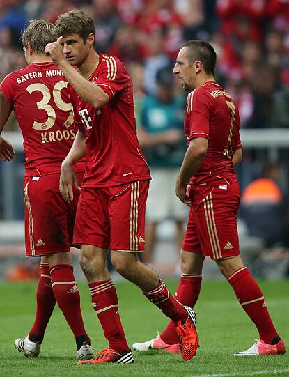 Mit 6:1 gegen Stuttgart verteidigt der FC Bayern die Tabellenführung verteidigt - und legt den besten Saisonstart seit fünf Jahren hin. Die Bilder vom Spiel