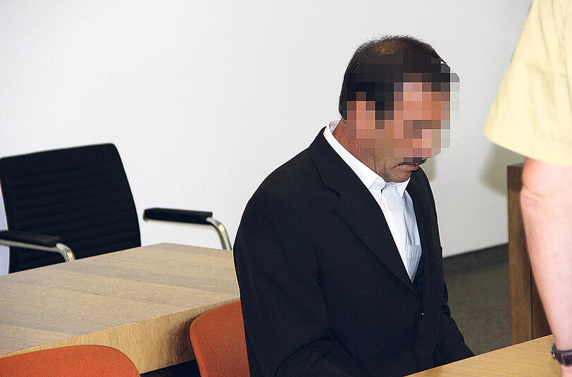 Mit gesenktem Kopf auf der Anklagebank: Hassan T. (51).