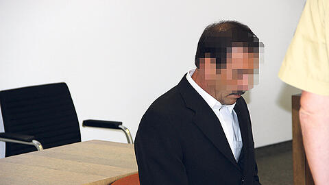 Mit gesenktem Kopf auf der Anklagebank: Hassan T. (51).