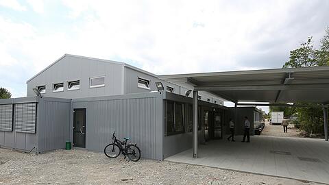 Das Ankunftszentrum für Asylbewerber, auf dessen Gelände das Sommerfest stattfindet. Nur wenige hundert Meter davon entfernt, wollte die Münchner Pegida eine Kundgebung abhalten.
