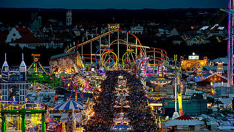Die Wiesn am Abend des Anstichsamstags.