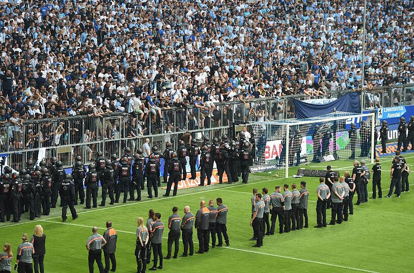 Zehn Minuten vor Ende rasten einig Löwen-Fans komplett aus. Es fliegen Sitzschalen und Metallstangen aufs Spielfeld.