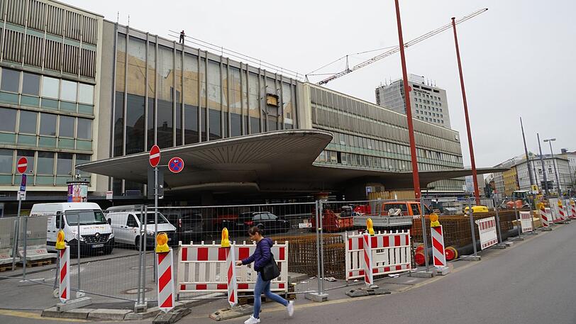 So sieht die Baustelle rund um den Schwammerl derzeit aus. In einigen Monaten werden hier vier Meter hohe Schall- und Staubschutzmauern errichtet.