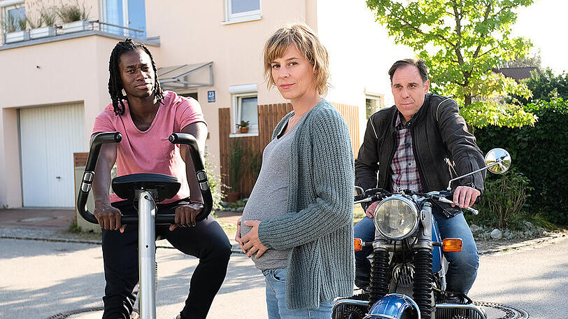 "Annie - kopfüber ins Leben": Annie (Bernadette Heerwagen, m.) zwischen ihrem Mann Ralf (Thomas Loibl, r.) und ihrem One-Night-Stand Raimund (Eugene Boateng)