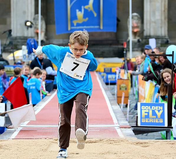 Sie springen weit: Die jungen Teilnehmer bei der "1. M-net Münchner Schulmeisterschaft."