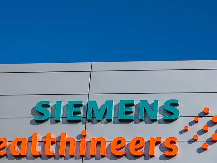 Logos und Schriftzüge am Gebäude des Medizintechnikkonzerns Siemens Healthineers. Foto: Daniel Karmann/dpa