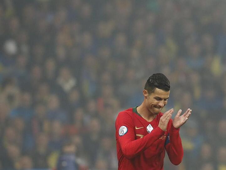 Applaus, Applaus: Cristiano Ronaldo hat in der EM-Qualifikation gegen die Ukraine das 700. Tor seiner Laufbahn erzielt.